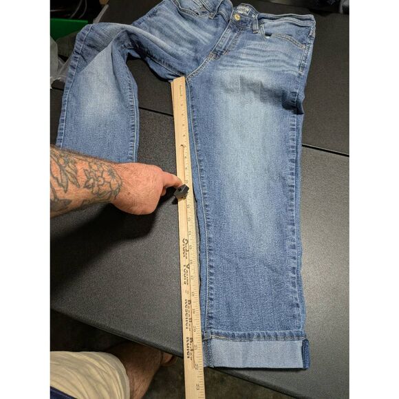 Signature by Levi Strauss & Co. Gold Label Mid-Rise Capri Jeans Cuffed Style Wom - Picture 8 of 9
